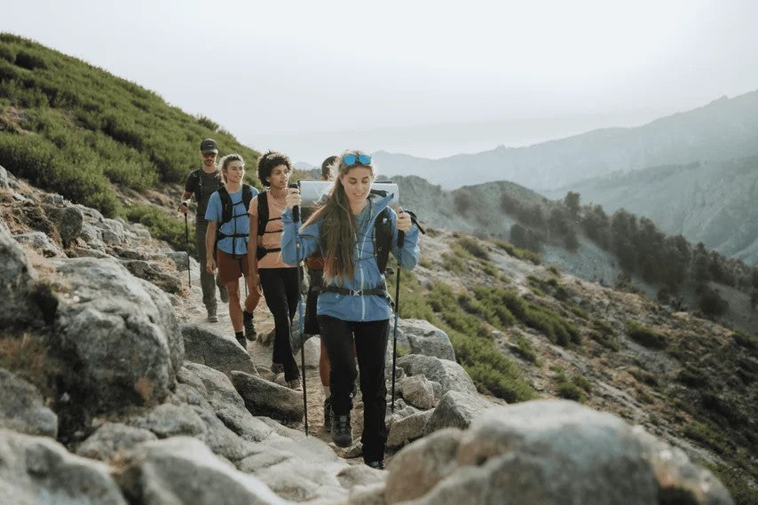 Grupo de personas haciendo senderismo en montaña.